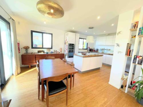 Photo de la galerie de l'établissement Maison moderne et confortable en bordure de forêt, à Poissy