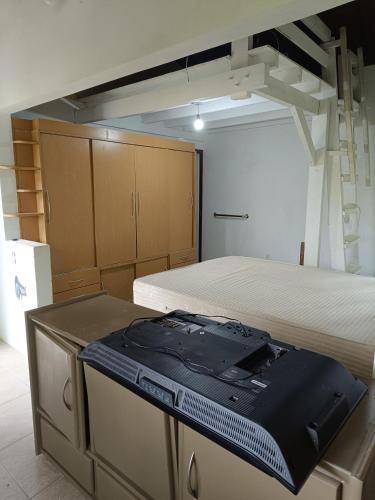 um quarto com uma cama e armários em Chalé Beija Flor em Porto Belo