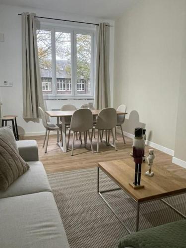 un salon avec un canapé, une table et des chaises dans l'établissement Magnifique cocon familial - 8 personnes - Parking inclus, à Arras