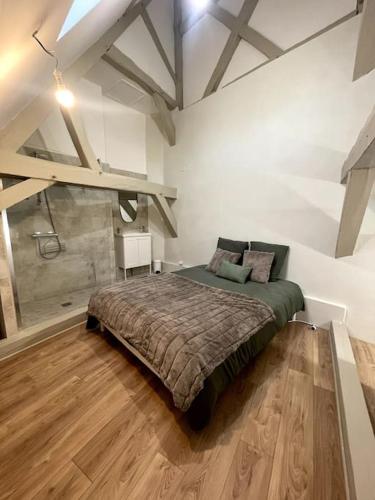 une chambre avec un grand lit dans une pièce dans l'établissement Magnifique cocon familial - 8 personnes - Parking inclus, à Arras