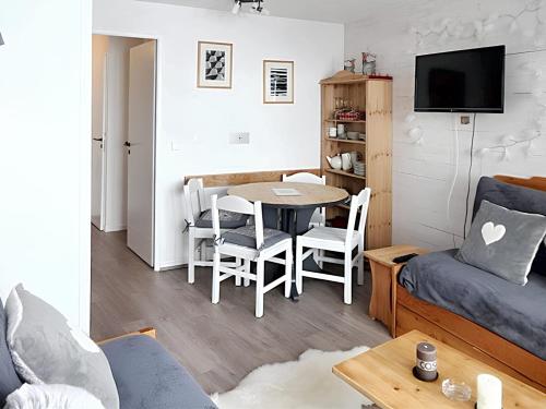 een kleine woonkamer met een tafel en een bank bij Appartement charmant à Avoriaz - Vue montagnarde - 26 m² in Avoriaz