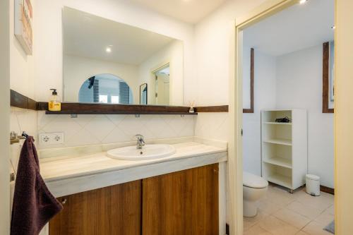 カラ・ピにあるCasa mzの洗面台とトイレ付きのバスルーム