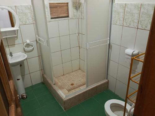 プラヤスにあるPlayasのバスルーム(シャワー、トイレ、洗面台付)