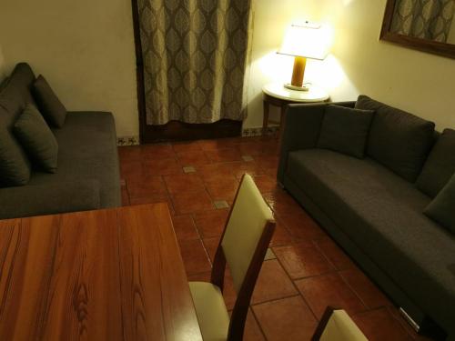 - un salon avec un canapé et une table dans l'établissement HOTEL CARLO, à Guanajuato