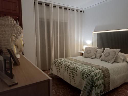 una habitación de hotel con cama y tocador con en Habitación Luxurious Gran Budha, en Oliva