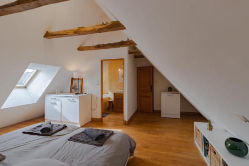 Schlafzimmer im Dachgeschoss mit einem Bett und einer Treppe in der Unterkunft La maison de François in Chaumeil