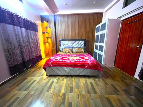 Postel nebo postele na pokoji v ubytování Trilok Residency - Dashashwamedh Varanasi