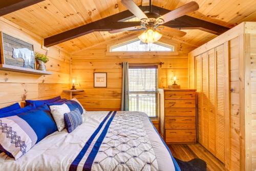 Un dormitorio con una cama y un ventilador de techo. en Waterfront Seneca Cabin about 4 Mi to Boat Launch!, en Walhalla