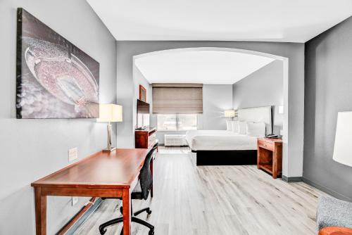 Habitación de hotel con cama y escritorio en Wingate by Wyndham Tuscaloosa, en Tuscaloosa