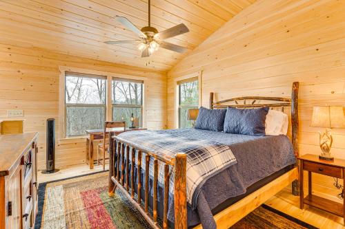 Turtletown的住宿－Secluded Murphy Cabin Rental with Deck and Fire Pit!，小木屋内一间卧室,配有一张床