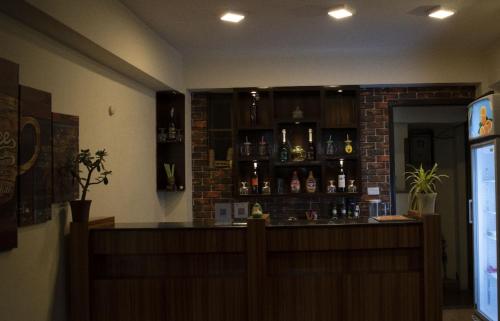 een bar in een kamer met een bakstenen muur bij Ashoka home in Pātan