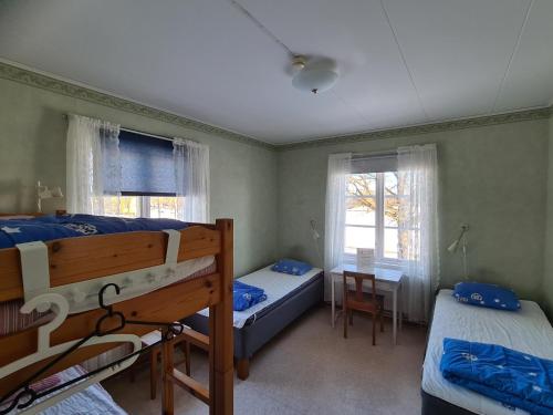 1 Schlafzimmer mit 2 Etagenbetten und einem Schreibtisch in der Unterkunft Södra Ljunga Vandrarhem in Ljungby