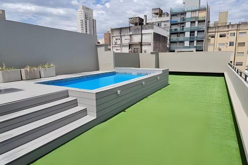 une piscine sur le toit d'un bâtiment dans l'établissement Bello departamento zona centro, à Rosario