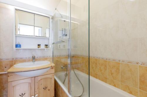 une salle de bain avec un lavabo, une douche et une baignoire dans l'établissement Domaine des Palmiers - Piscine- Parking - Tennis - Clim, à Cannes