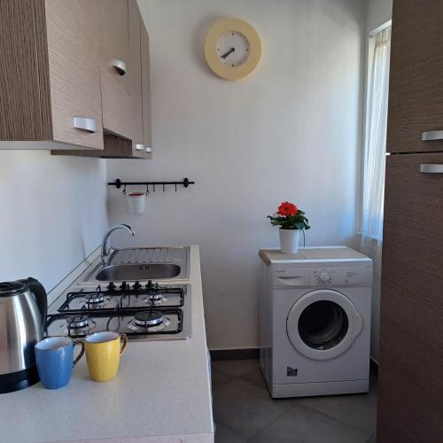 a kitchen with a stove and a washing machine at Genius Home in Palermo