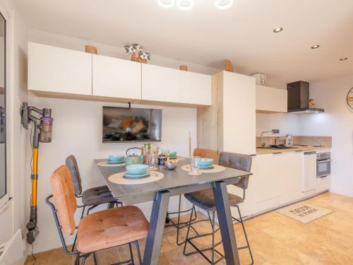 une cuisine et une salle à manger avec une table et des chaises dans l'établissement Apartment Les Coteaux de la Nartelle-30 by Interhome, à Sainte-Maxime