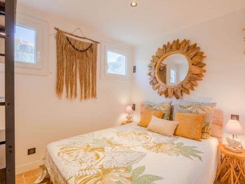 une chambre avec un lit et un miroir dans l'établissement Apartment Les Coteaux de la Nartelle-30 by Interhome, à Sainte-Maxime