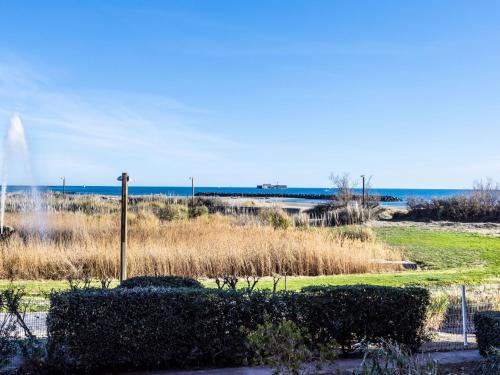 Vue d'un champ avec l'océan en arrière-plan dans l'établissement Apartment Les Colonnes de Circé by Interhome, au Cap d'Agde
