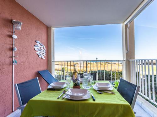 une salle à manger avec une table et une grande fenêtre dans l'établissement Apartment Les Colonnes de Circé by Interhome, au Cap d'Agde