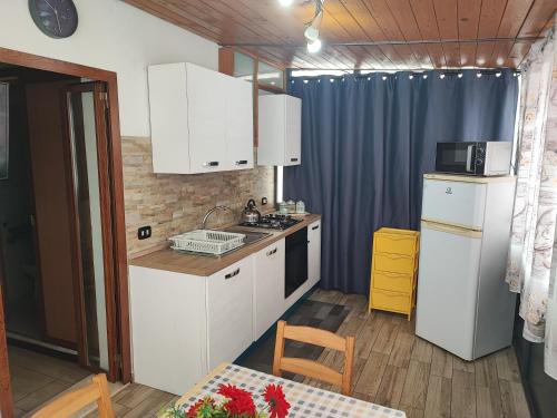 A kitchen or kitchenette at La casa di Joseph