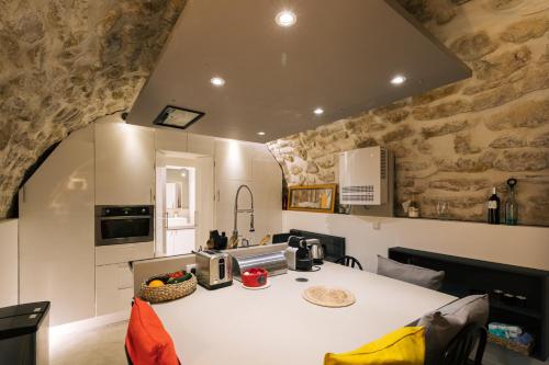 - une cuisine avec une table et une cafetière dans l'établissement Le Petit Nid - 2 personnes - Paris 3 - Terrasse, à Paris