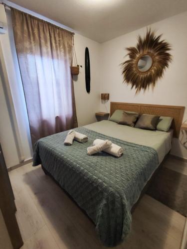 ein Schlafzimmer mit einem Bett mit zwei Handtüchern darauf in der Unterkunft My happy place in Poreč