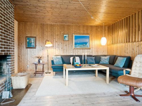 uma sala de estar com um sofá e uma mesa em Holiday Home Swenki - all inclusive - 700m from the sea by Interhome em Saltum
