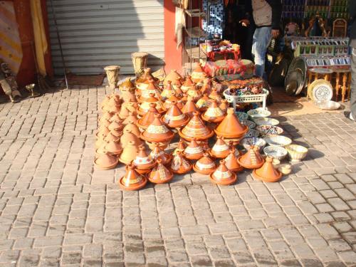 una exhibición de jarrones y tazones de cobre en una calle en Twins 11 Apartment, en Marrakech