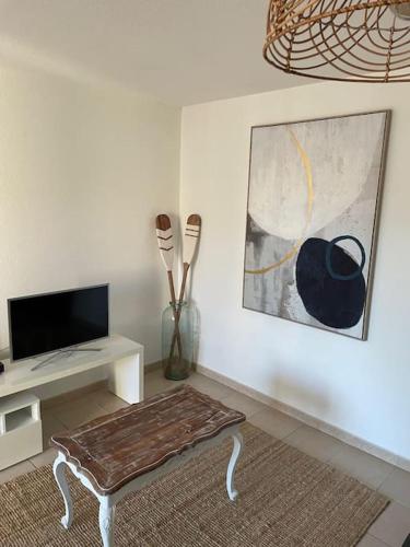 TV a/nebo společenská místnost v ubytování Confortable and Cozy