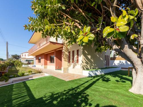 Una casa con un césped verde delante de ella. en Holiday Home Alcazar by Interhome, en Creixell