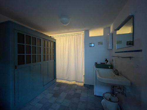 baño con lavabo, aseo y puerta en Cherrytree Cottage 1840, en Heimbach
