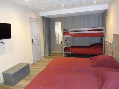 - une chambre avec 2 lits superposés et une télévision dans l'établissement les sapins appartement 4**** 6/8personnes,sauna,parking privé, à Gérardmer