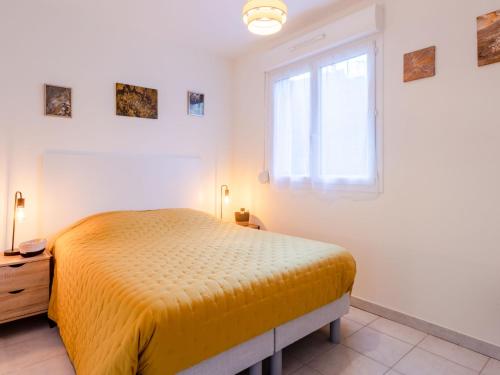 Un dormitorio blanco con una cama y una ventana. en Apartment Le Hameau du prieuré by Interhome, en Bonneville-sur-Touques