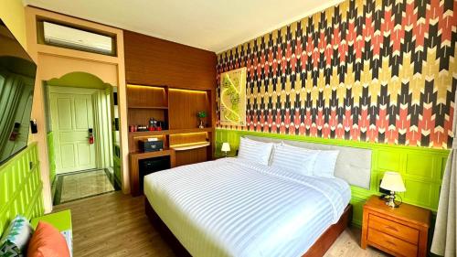 Una cama o camas en una habitación de Senglao Boutique Hotel Luang Prabang