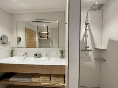 uma casa de banho com um lavatório e um chuveiro em Apartment Holzerjuwel by Interhome em Oberau