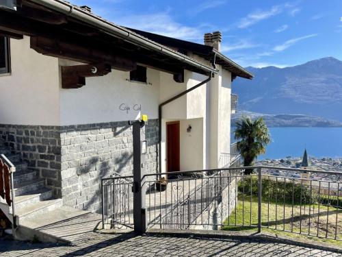 una casa con vista al agua en Apartment Superiore by Interhome, en Vercana