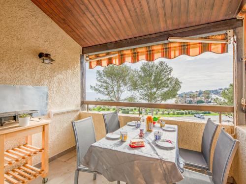 une salle à manger avec une table et des chaises et une fenêtre dans l'établissement Apartment La Gaillarde-18 by Interhome, aux Issambres