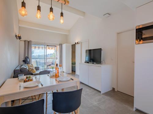 Il dispose d'une cuisine et d'un salon avec une table et une télévision. dans l'établissement Apartment La Gaillarde-18 by Interhome, aux Issambres