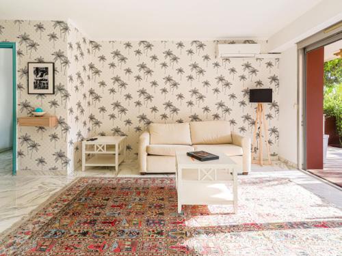 un salon avec un canapé et une table dans l'établissement Apartment Les Belles Terres by Interhome, à Nice