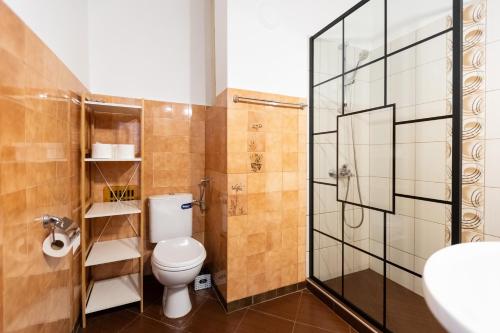 un bagno con wc e doccia in vetro di 1BDR Flat in center of Sofia Vitoshka Blvd a Sofia