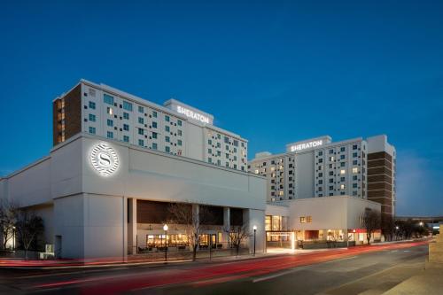 eine Darstellung eines Hotels in der Nacht in der Unterkunft Sheraton Fort Worth Downtown Hotel in Fort Worth