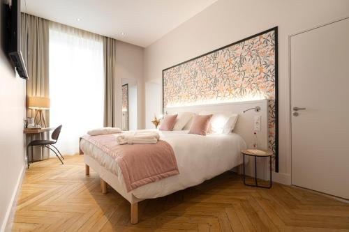 MarolsにあるDomaine et Château de Valinchesのベッドルーム1室(大型ベッド1台、大型ヘッドボード付)