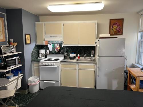 een keuken met een witte koelkast en een wastafel bij Cozy Penn King Studio w Kitchen and Free Street Parking! in Philadelphia
