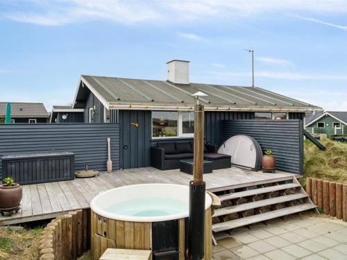 een hot tub op een terras met een tuinhuisje bij Holiday Home Dolores - all inclusive - 200m from the sea by Interhome in Torsted