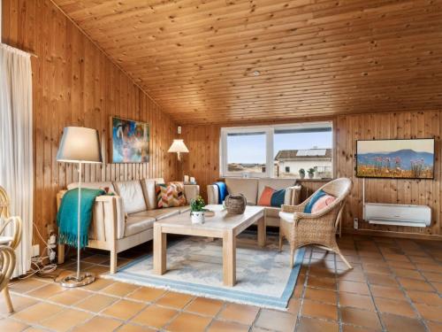uma sala de estar com um sofá e uma mesa em Holiday Home Dolores - all inclusive - 200m from the sea by Interhome em Torsted