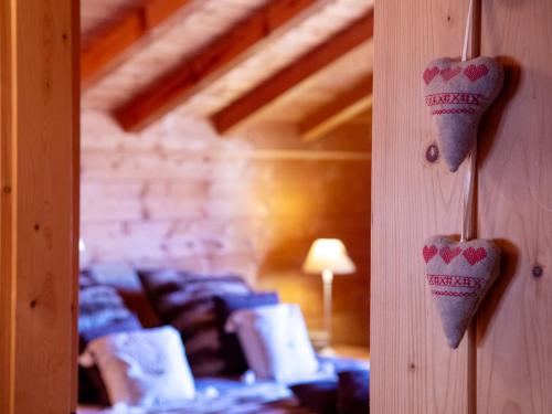 Una cama o camas en una habitación de Chalet Chalet Nirvana by Interhome