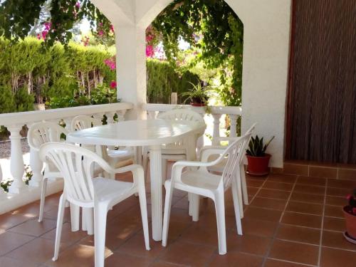 Biały stół i krzesła na patio w obiekcie Villa Soleil III by Interhome w mieście L'Ametlla de Mar