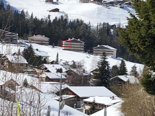 un village recouvert de neige, de maisons et d'arbres dans l'établissement Apartment Haus Bettina Fischer by Interhome, à Churwalden