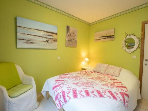 1 dormitorio verde con 1 cama y 1 silla en Apartment De tulp by Interhome, en De Haan
