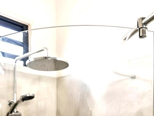 a bathroom with a shower and a sink at Appartement charmant à Mandelieu-la-Napoule - 50 m² - avec piscine in Mandelieu-la-Napoule